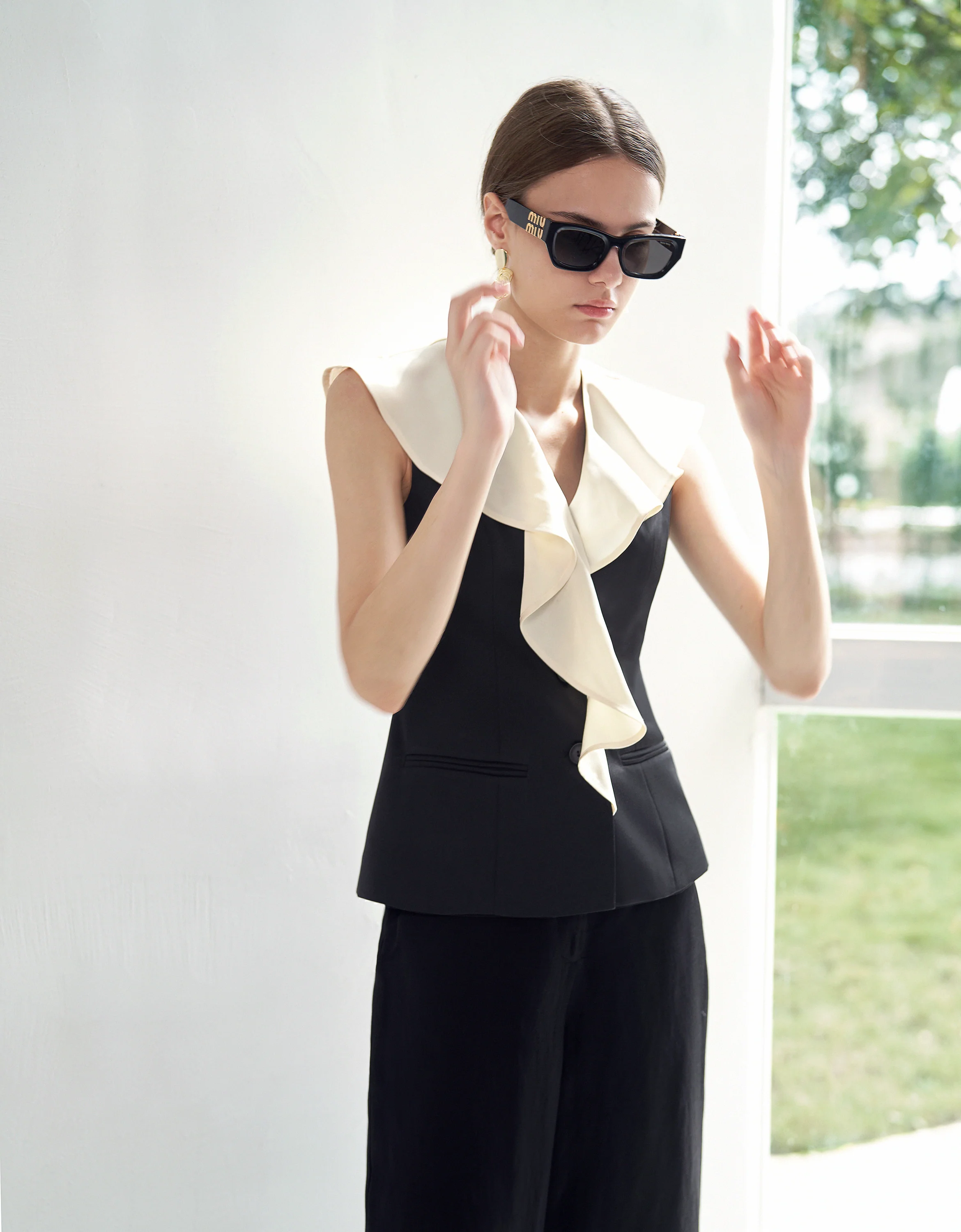 Contrast Ruffled V-neck Sleeveless Top - Image 3