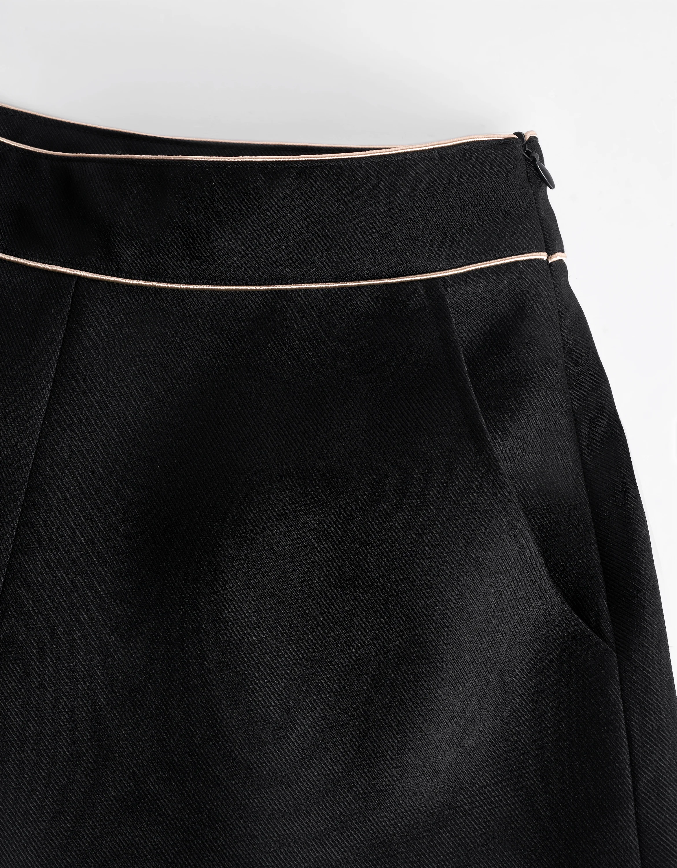 Contrast Trim Shorts - Image 8