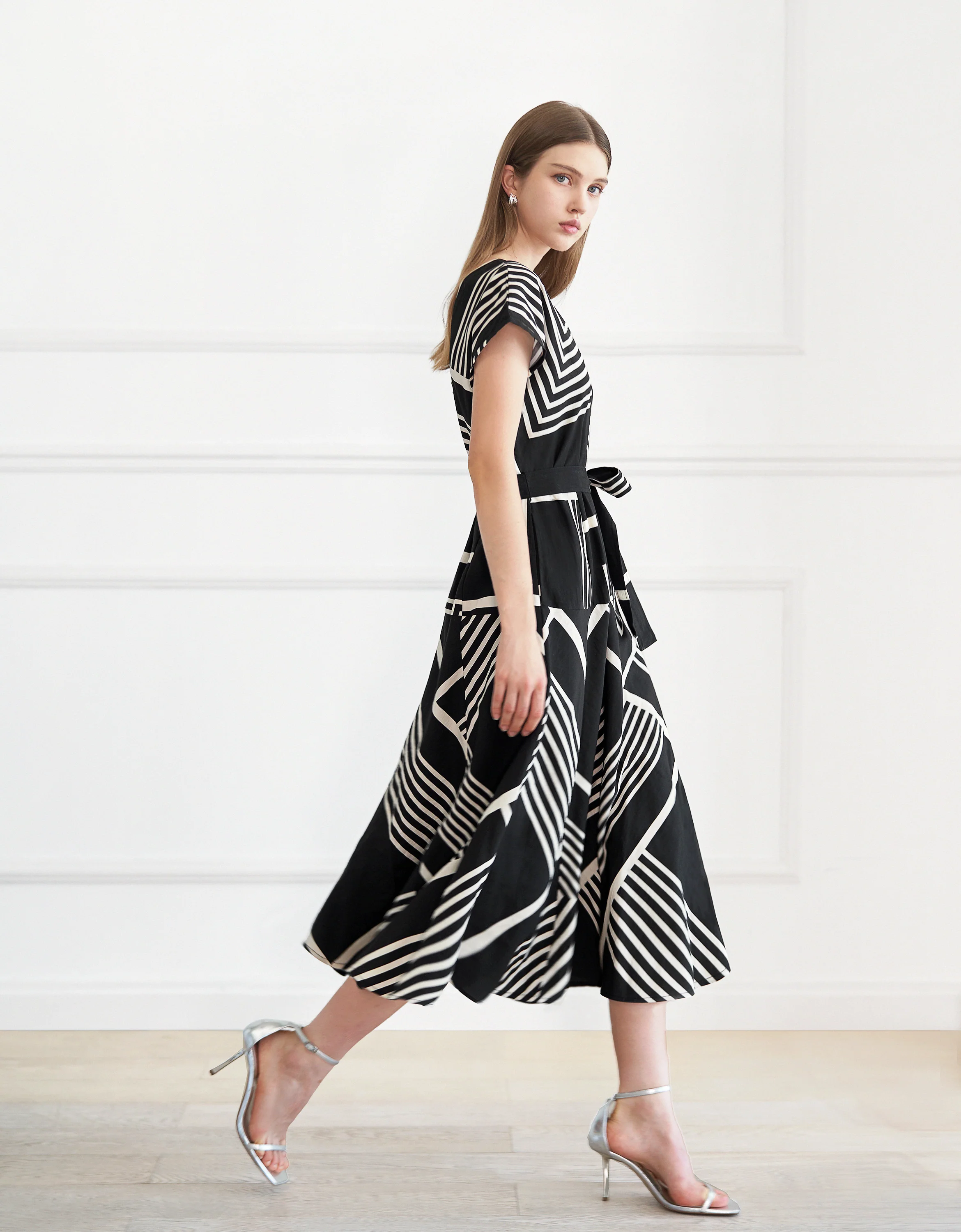 Geometric Print V-neck Midi Dress - Image 3