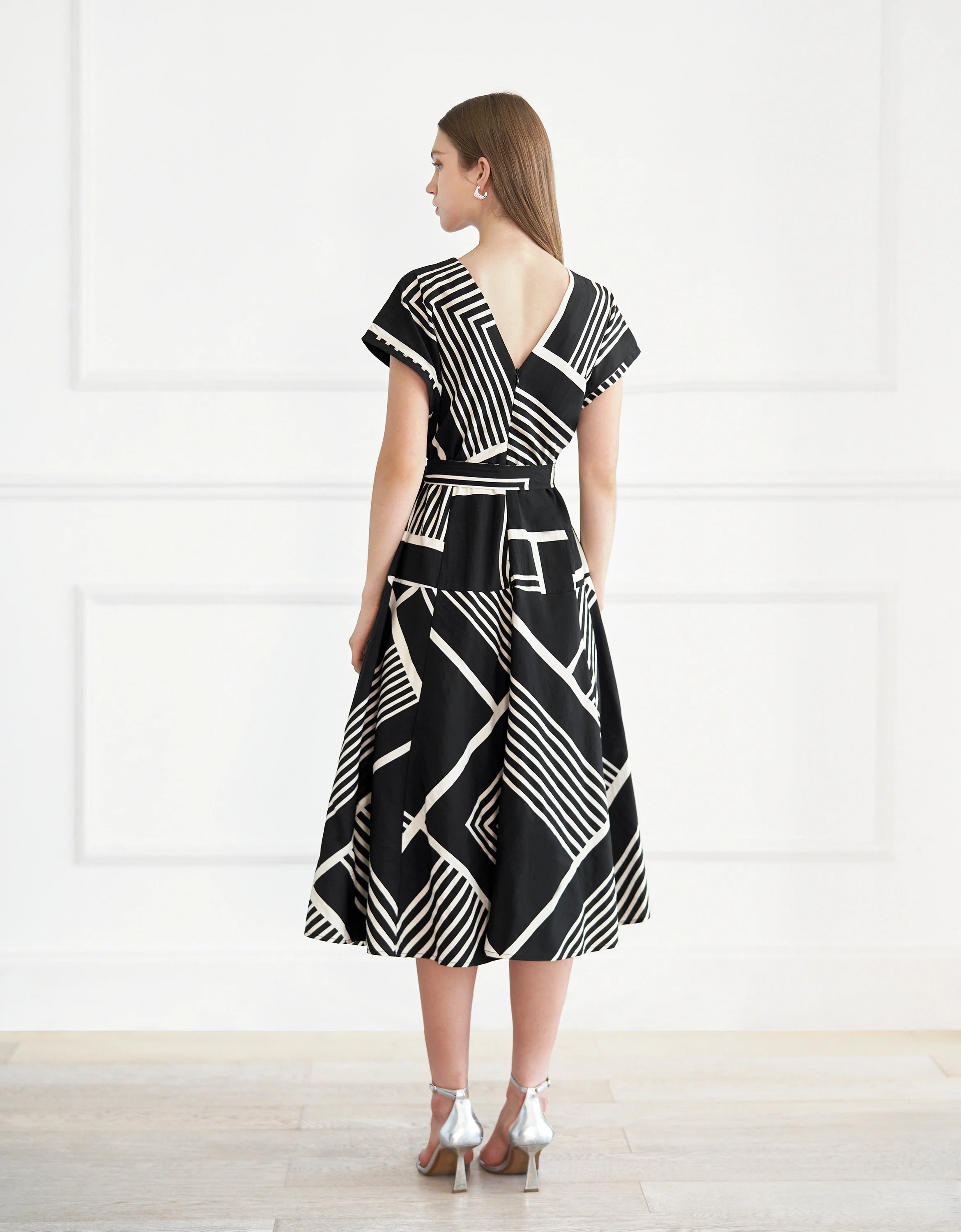 Geometric Print V-neck Midi Dress - Image 5