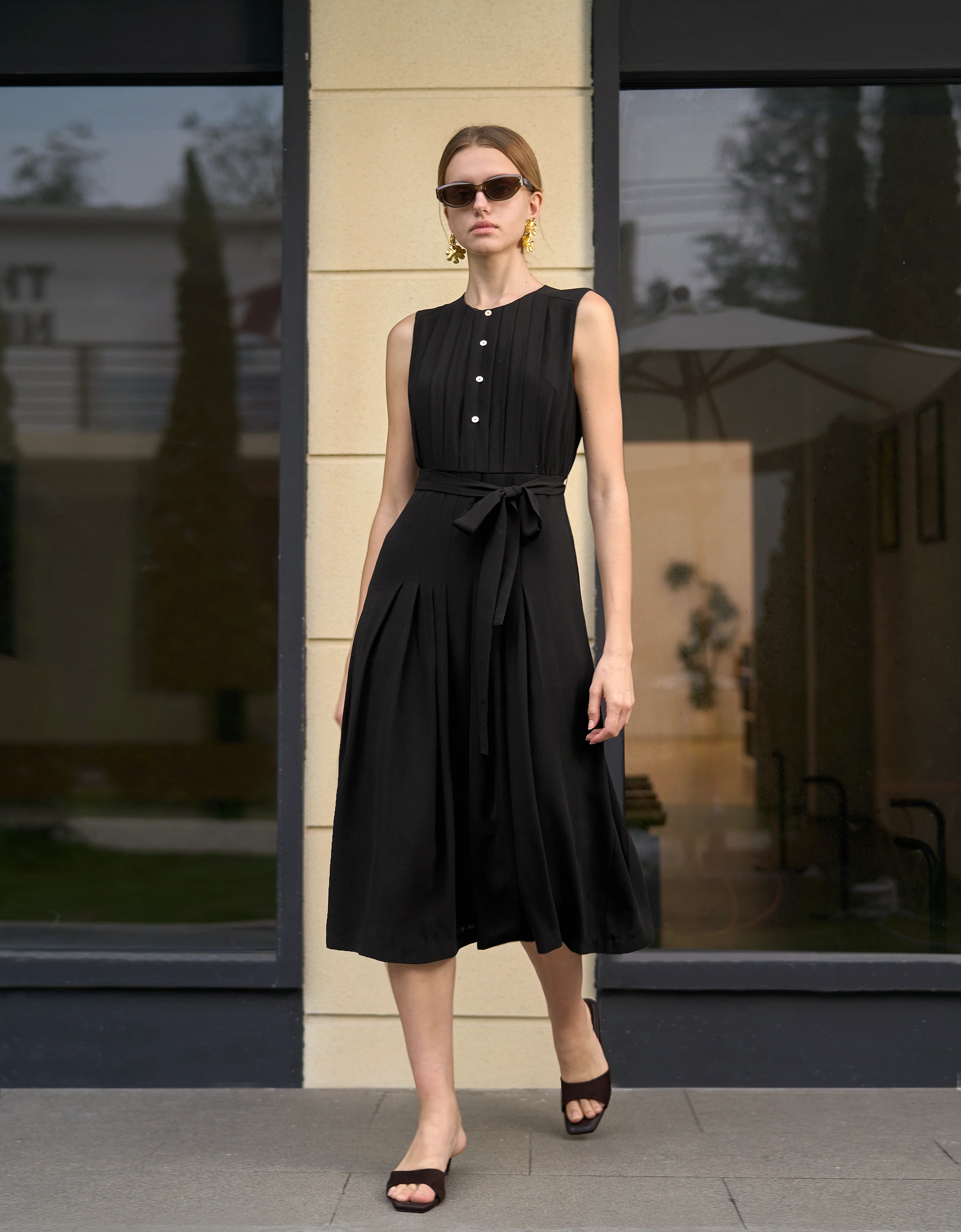 Round Neck Sleeveless Pleated Dress