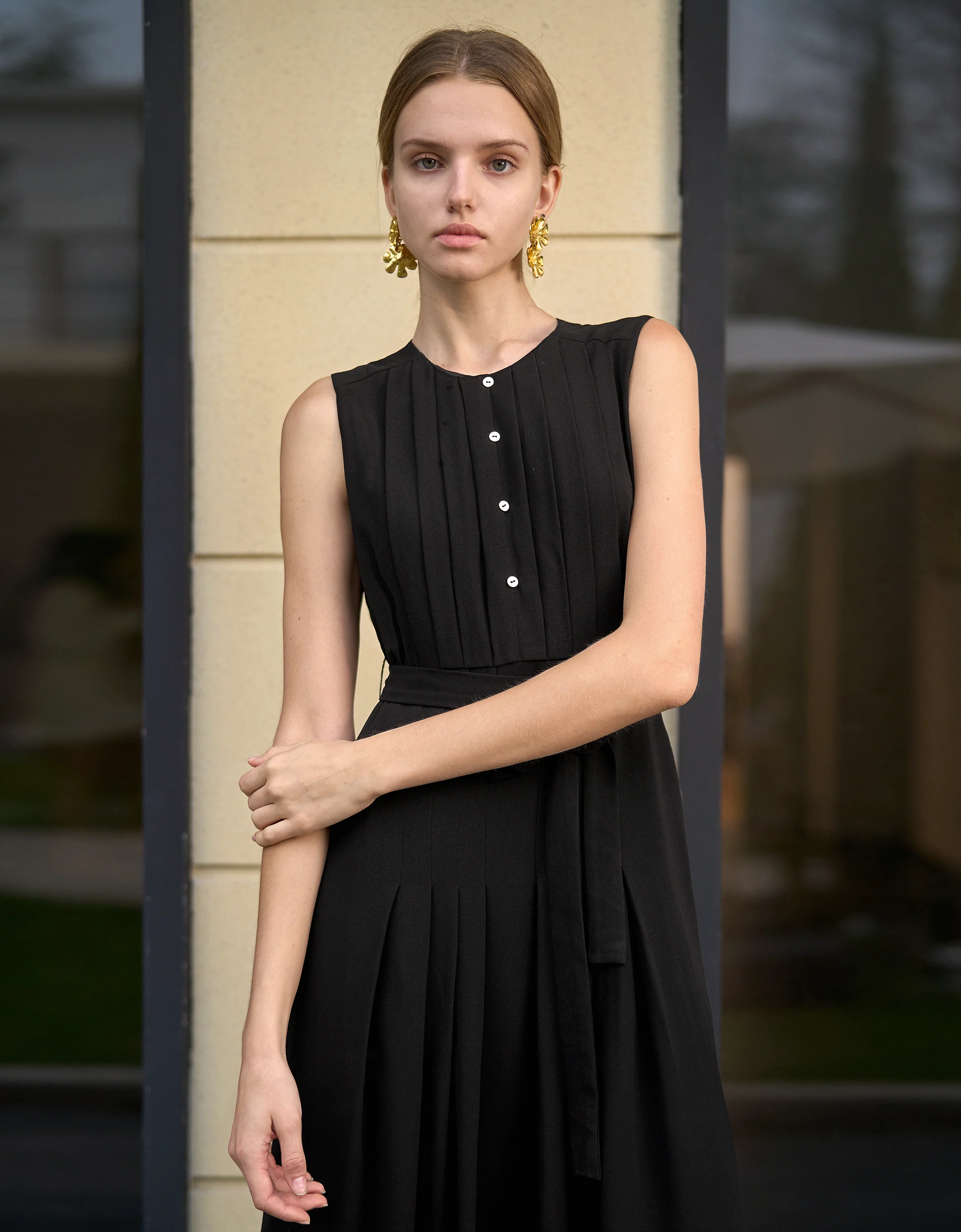 Round Neck Sleeveless Pleated Dress - Image 4