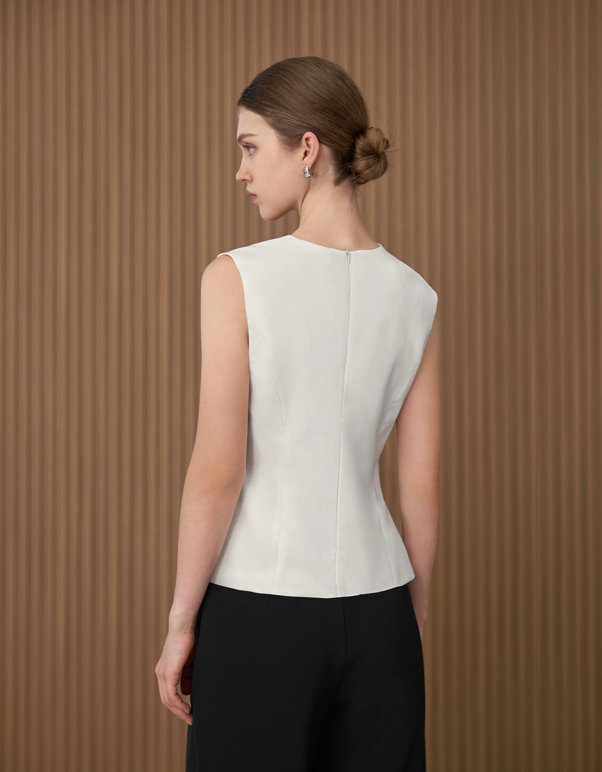 Sleeveless V-neck Pleated Top - Image 13