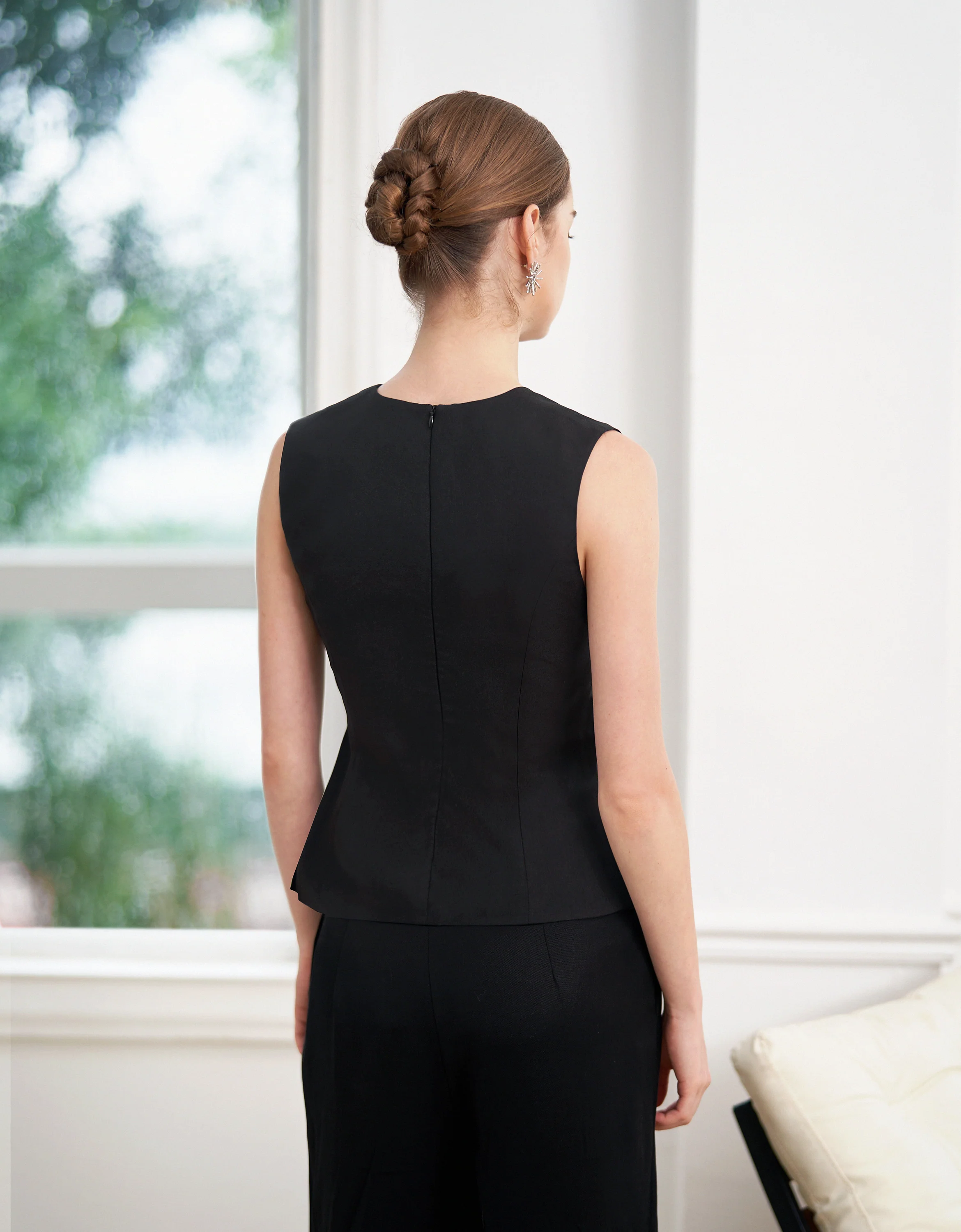 Sleeveless V-neck Pleated Top - Image 4