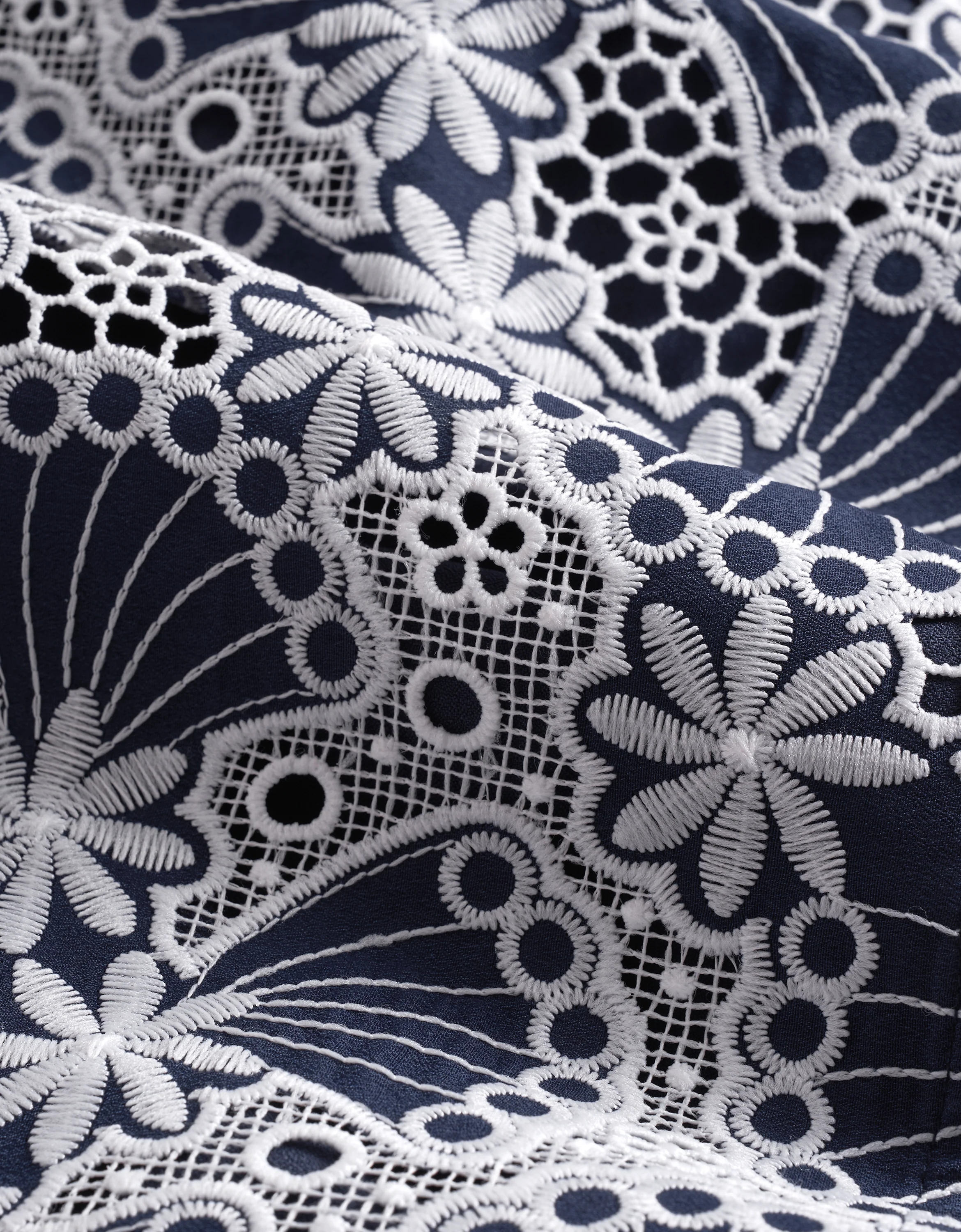 Two-tone Cutwork Embroidery Sleeveless Cropped Top - Image 11