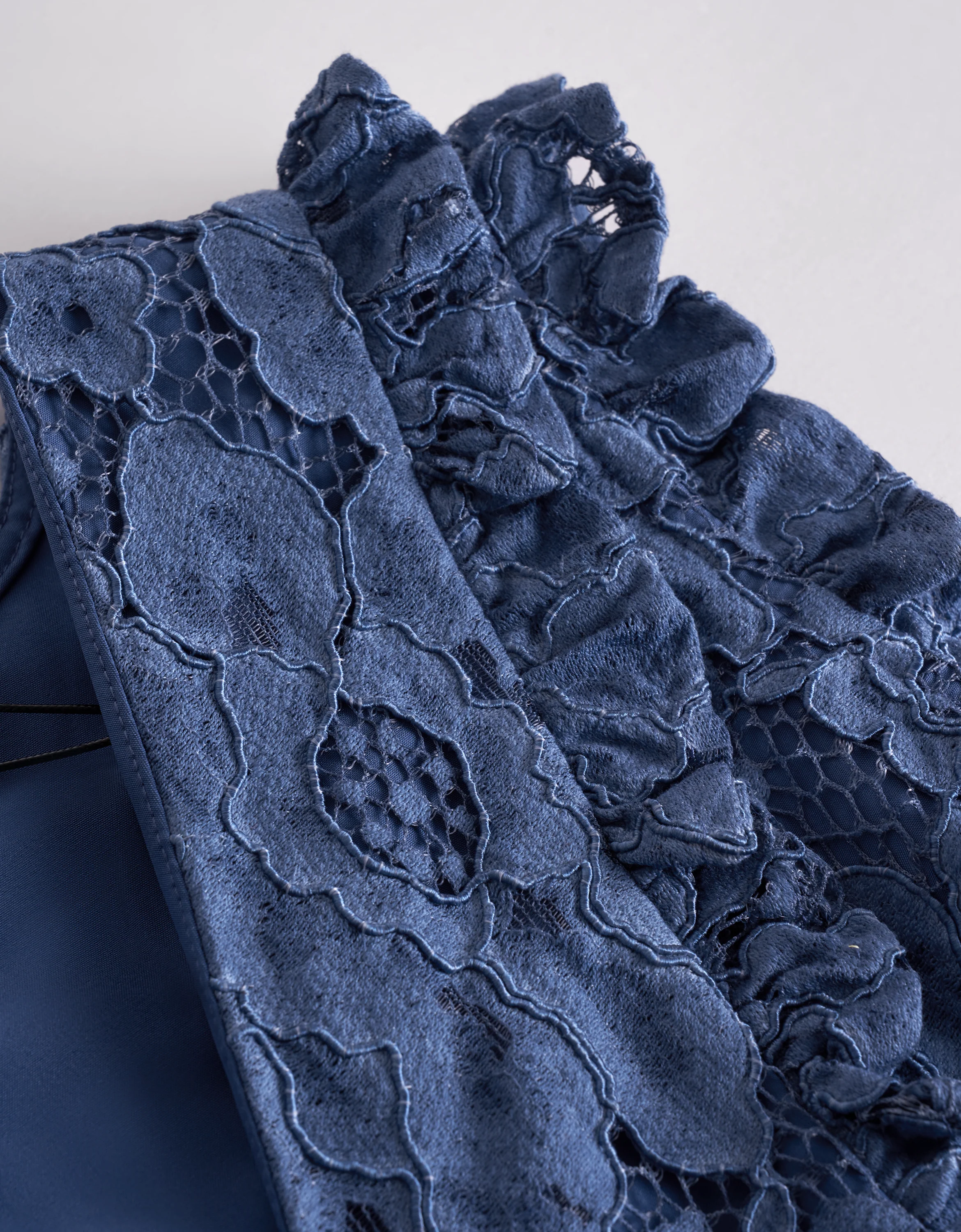 V-neck Sleeveless Ruffled Lace Top - Image 14