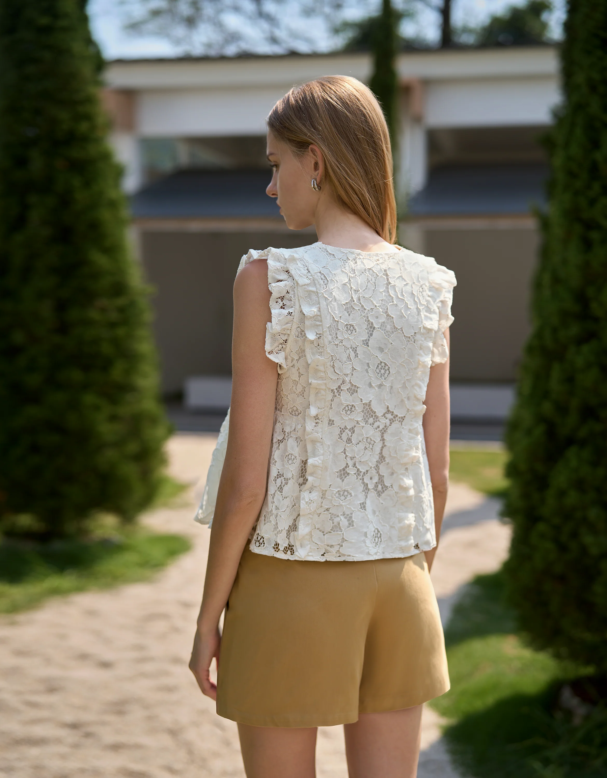 V-neck Sleeveless Ruffled Lace Top - Image 3